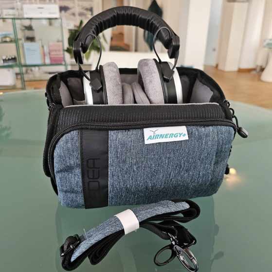 Mit praktischer Tasche  