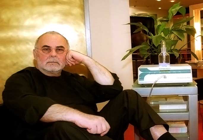 Foto: Promi-Friseur mit Atemgerät, Airnergy-bei-Long-Covid, atmen, praventiv, akut, kurativ, gesund  mit Airnergy