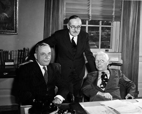 Nobelpreistraeger-Otto-Warburg-links-im-Bild